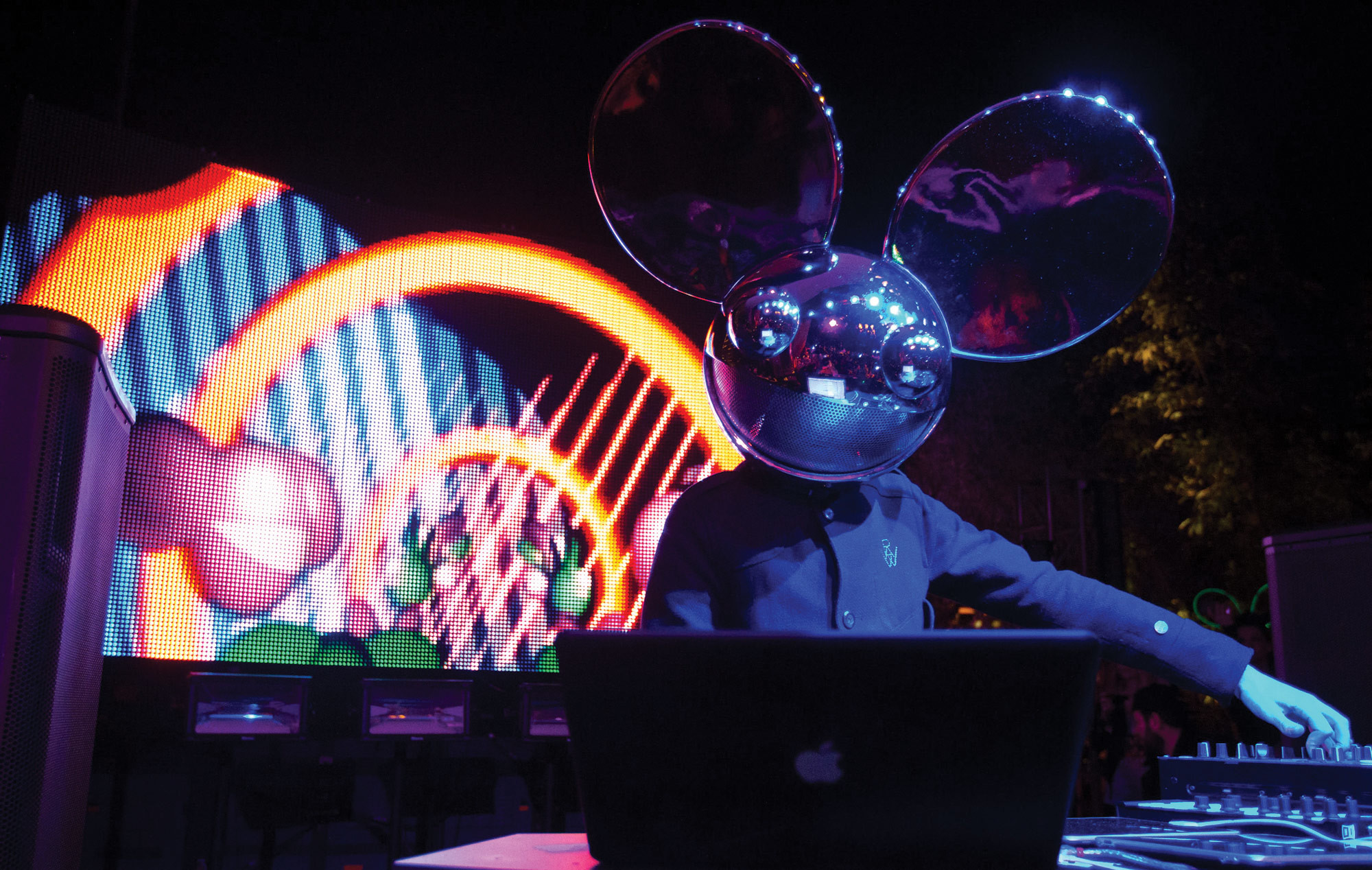 Deadmau5 Music Person Wallpaper - Deadmau5 Performing - HD Wallpaper 