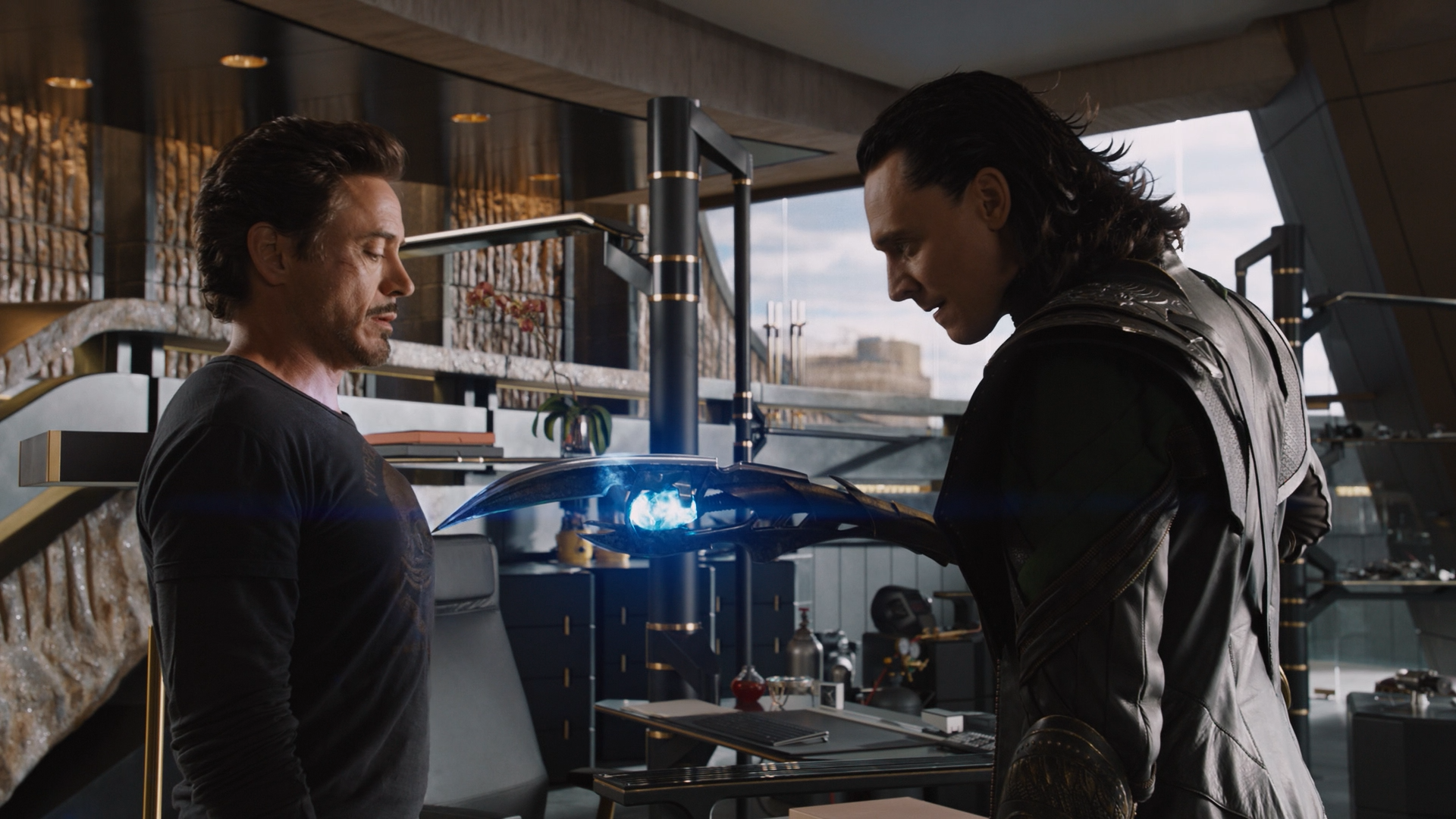 Avengers Loki And Tony Stark - HD Wallpaper 