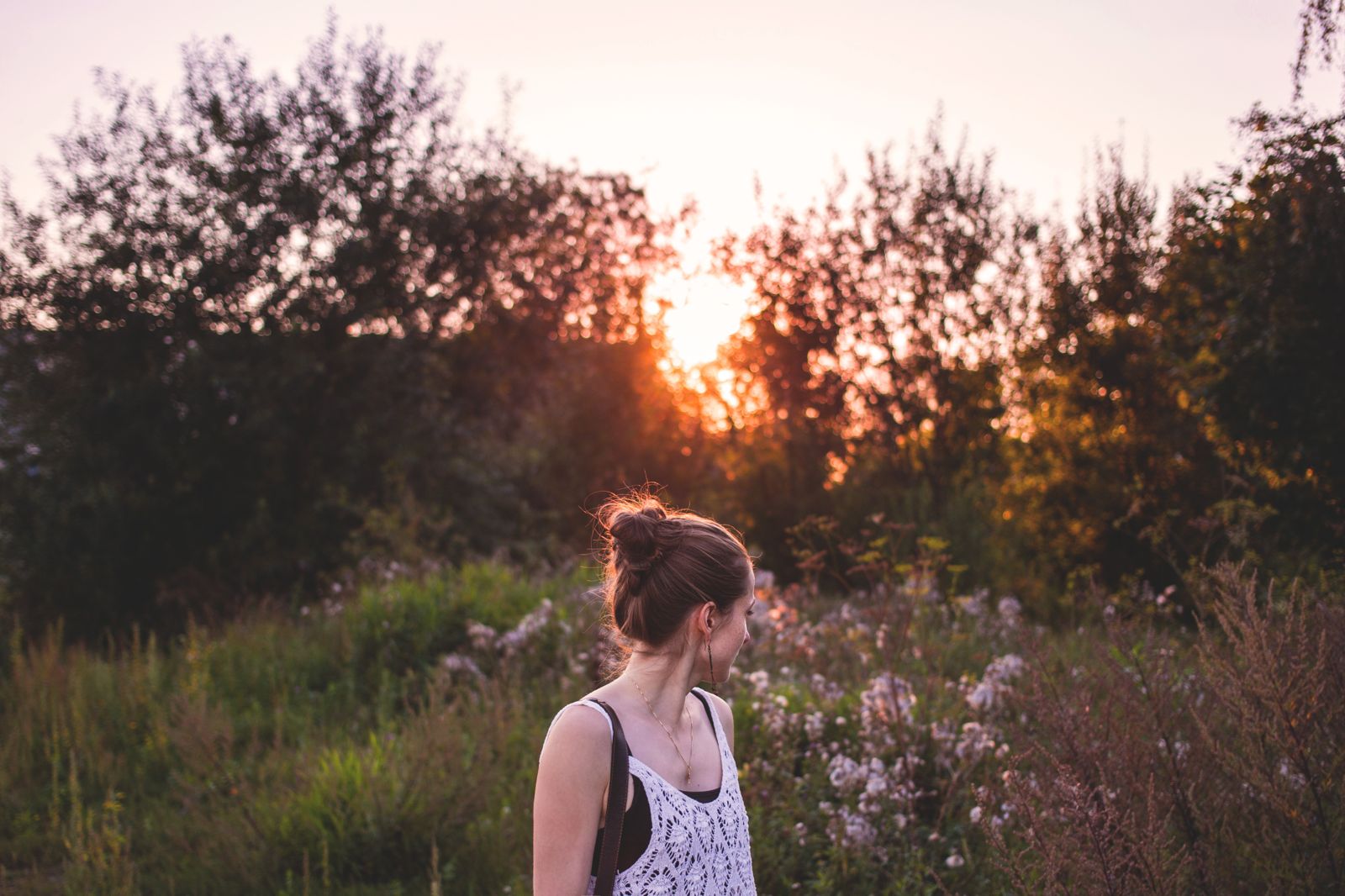 Woman Girl Beautiful Outdoors Trees Sunset Grass Flower - Nature Girl Looking Back - HD Wallpaper 