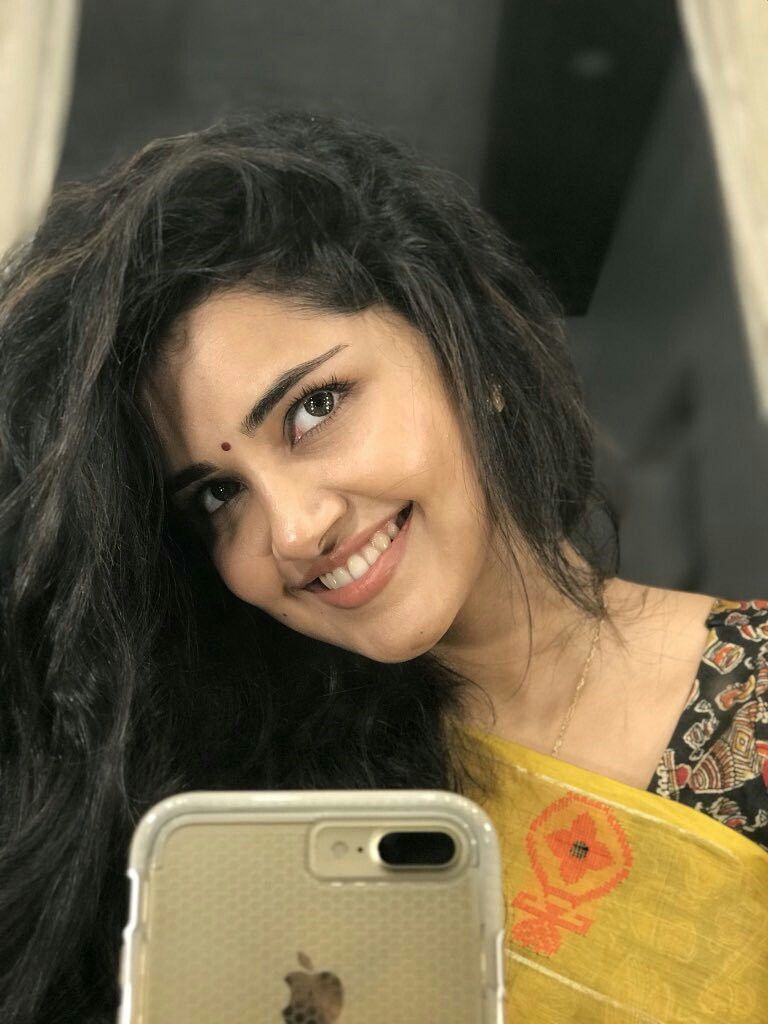 Anupama Parameswaran Use Phone - HD Wallpaper 