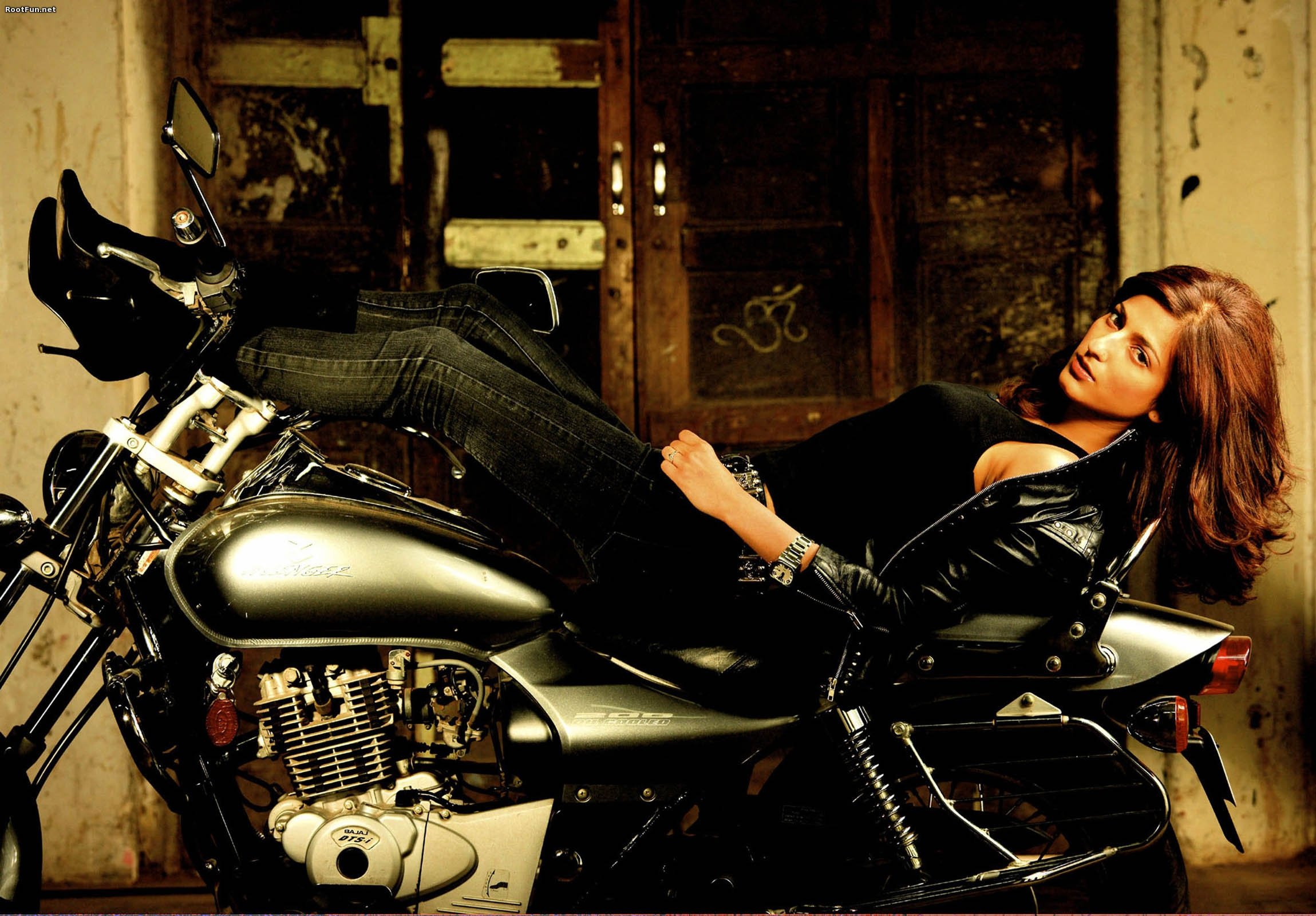 Shruti Haasan Bike Riding Wallpapers And Backgrounds - Santa Banta Hd Shruti Hassan - HD Wallpaper 