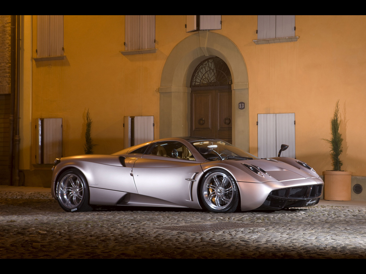 Pagani Huayra 2011 - HD Wallpaper 