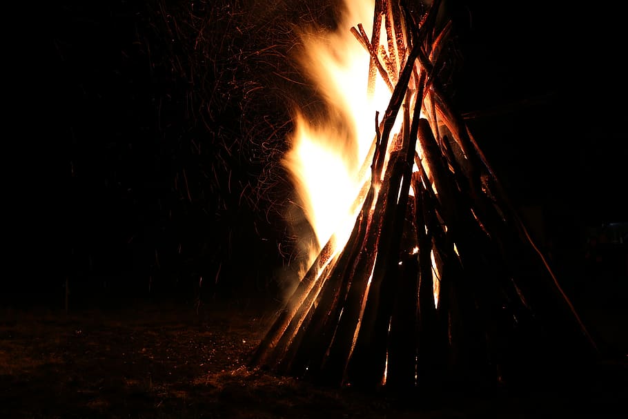 Fire, Heat, Flame, Hot, Burn, Bonfire, Blaze, Fiery, - Bona Revetlla De Sant Joan - HD Wallpaper 