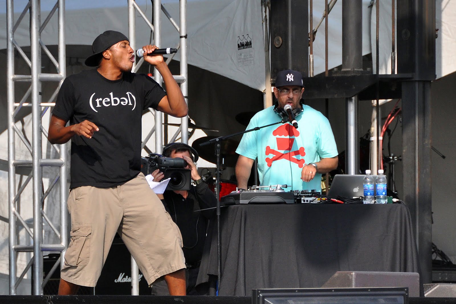 Lecrae And Wife - Rock Concert - HD Wallpaper 