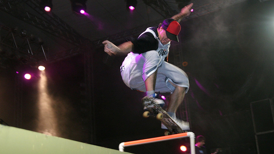 Chorão Anda De Skate Durante Apresentação Do Charlie - Charlie Brown Jr Chorão Skate - HD Wallpaper 
