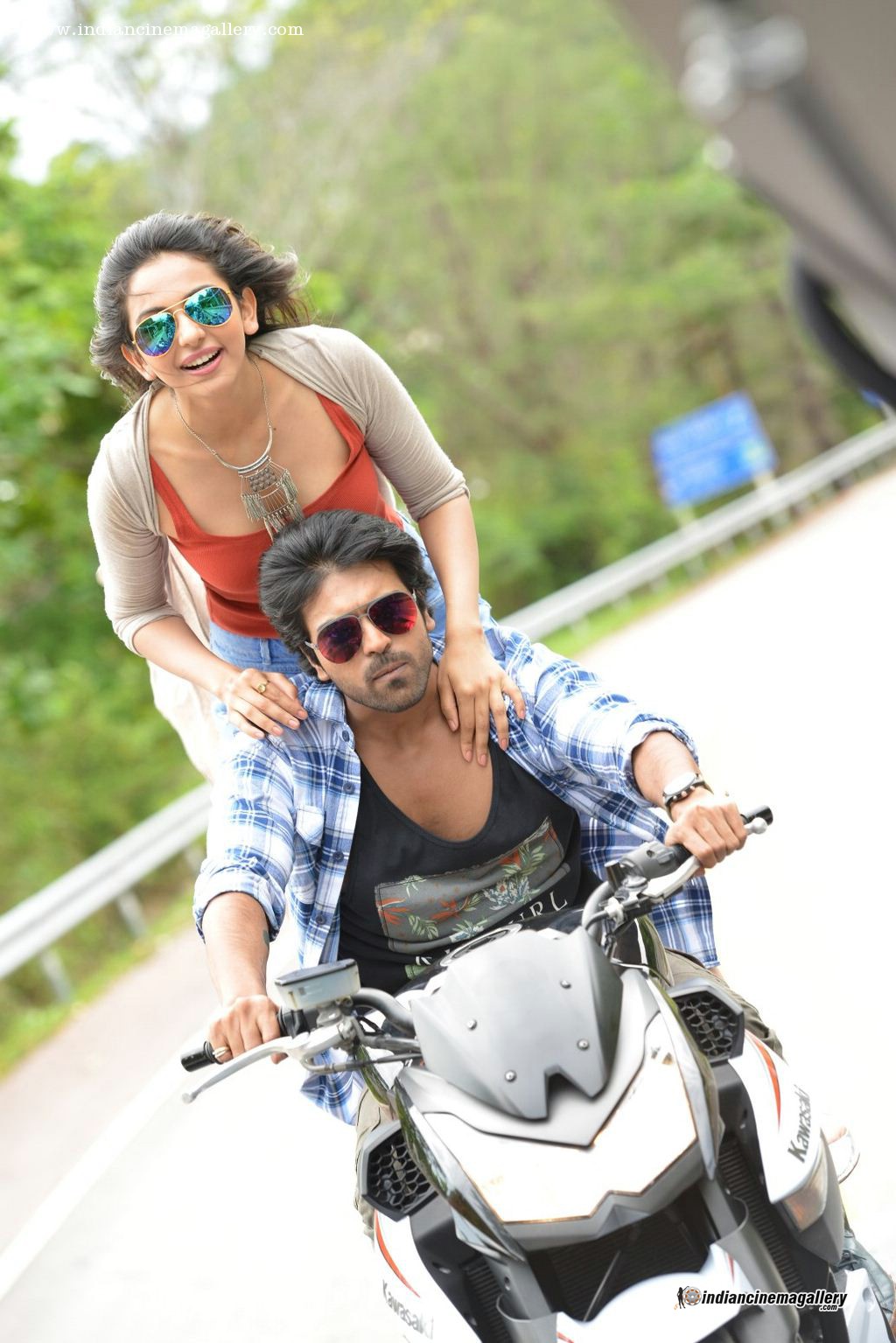 Rakul Preet Singh Photos From Bruce Lee The Fighter - Ram Charan Rakul Preet Singh - HD Wallpaper 