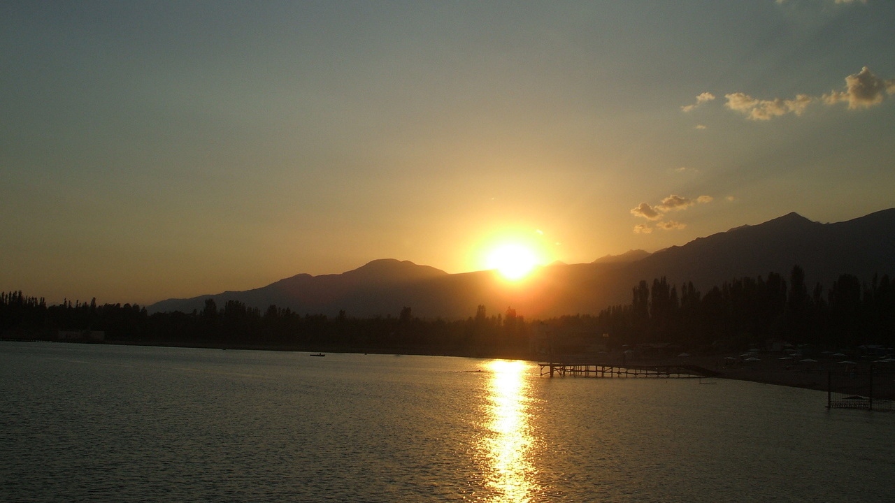 Wallpaper Sun Rays, Dawn, Mountains, Morning, Water, - Red Sky At Morning - HD Wallpaper 