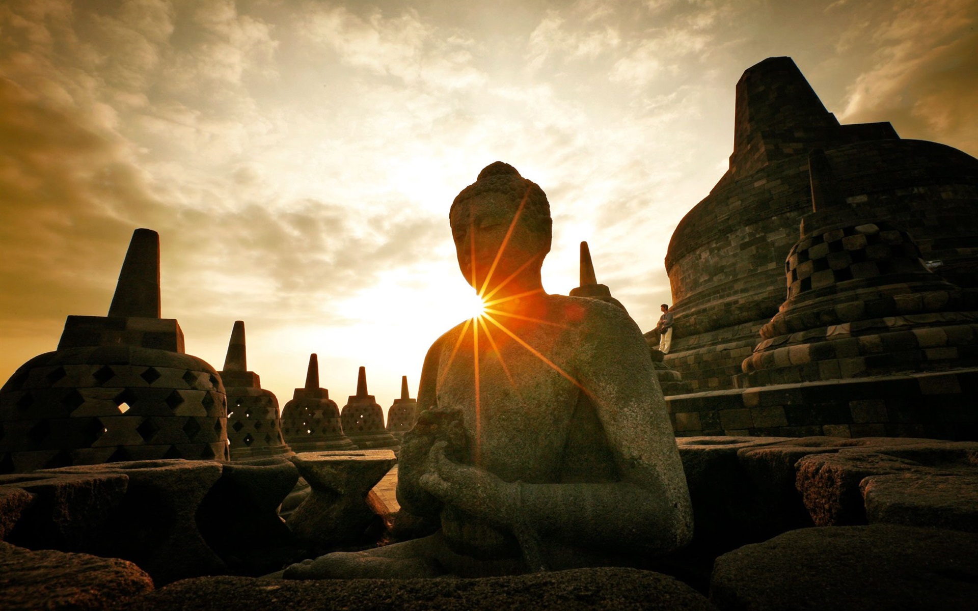 Wallpaper Indonesia Yogyakarta, Solo, Statues, Sun - Yogyakarta Wallpaper Hd - HD Wallpaper 