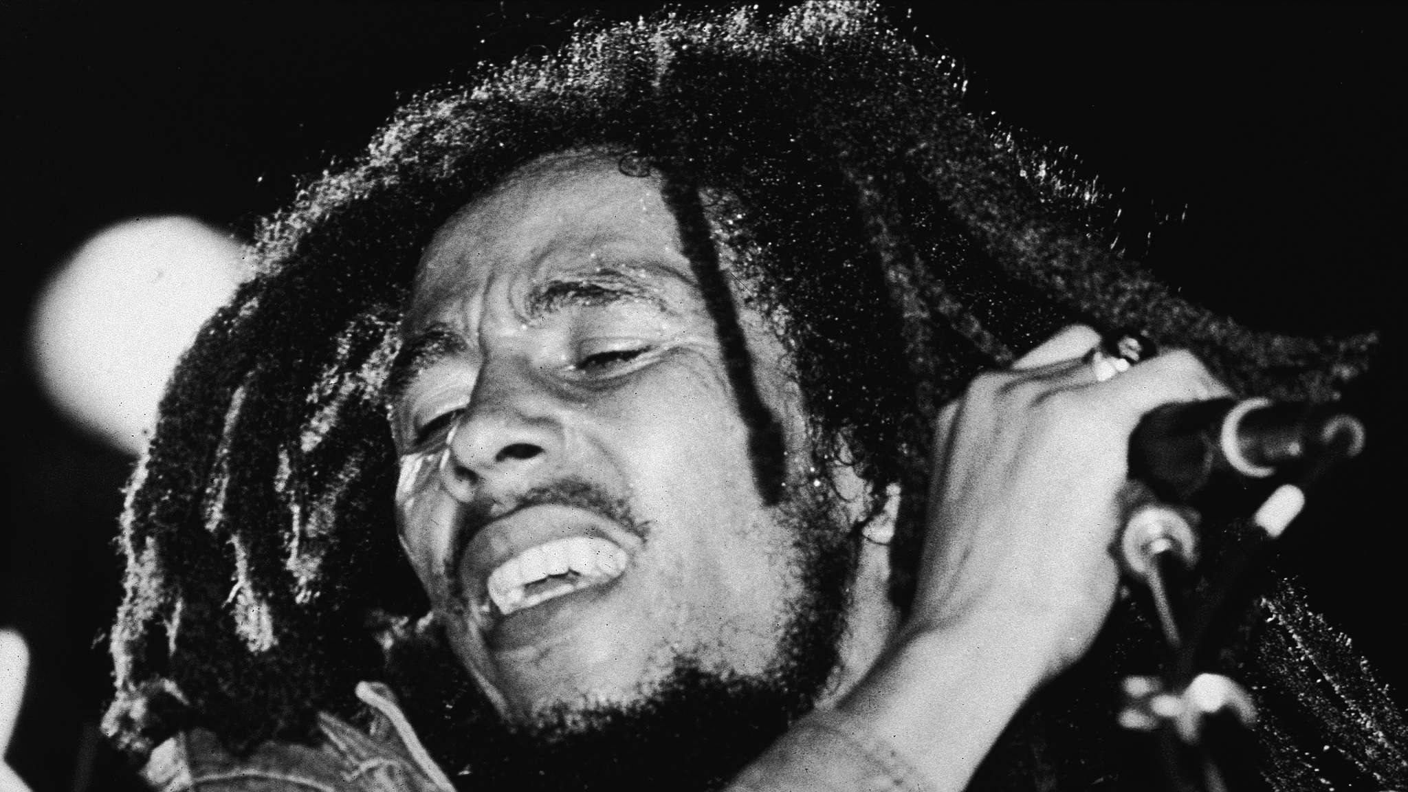 Bob Marley Performs On Stage - Bob Marley Death Cause - HD Wallpaper 