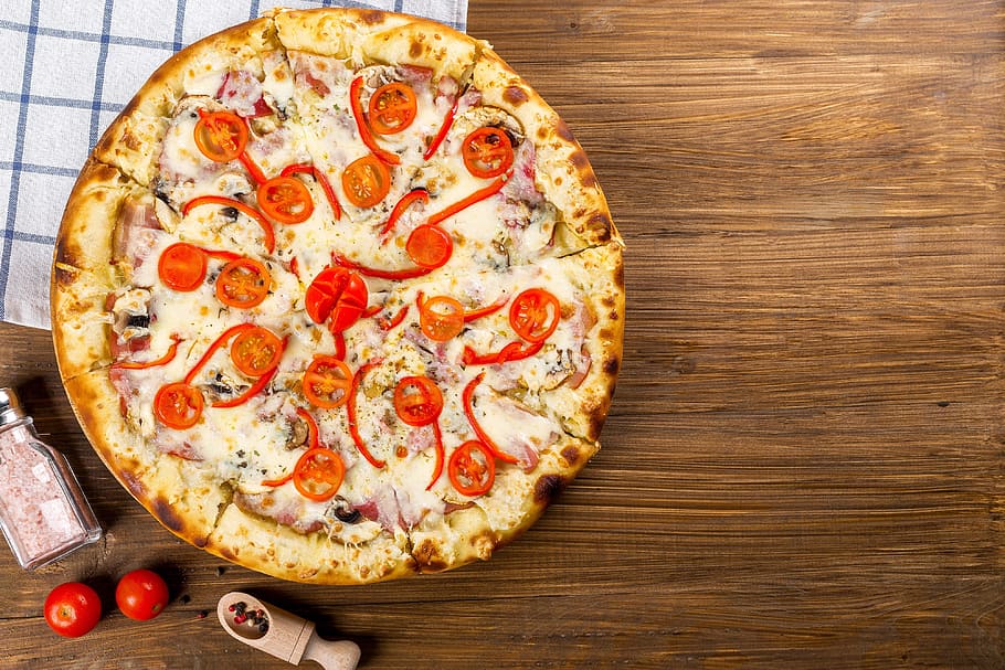 Fresh Pizza For Dinner, Food/drink, Pizzas, Cheese, - Pizza On Wood Table - HD Wallpaper 