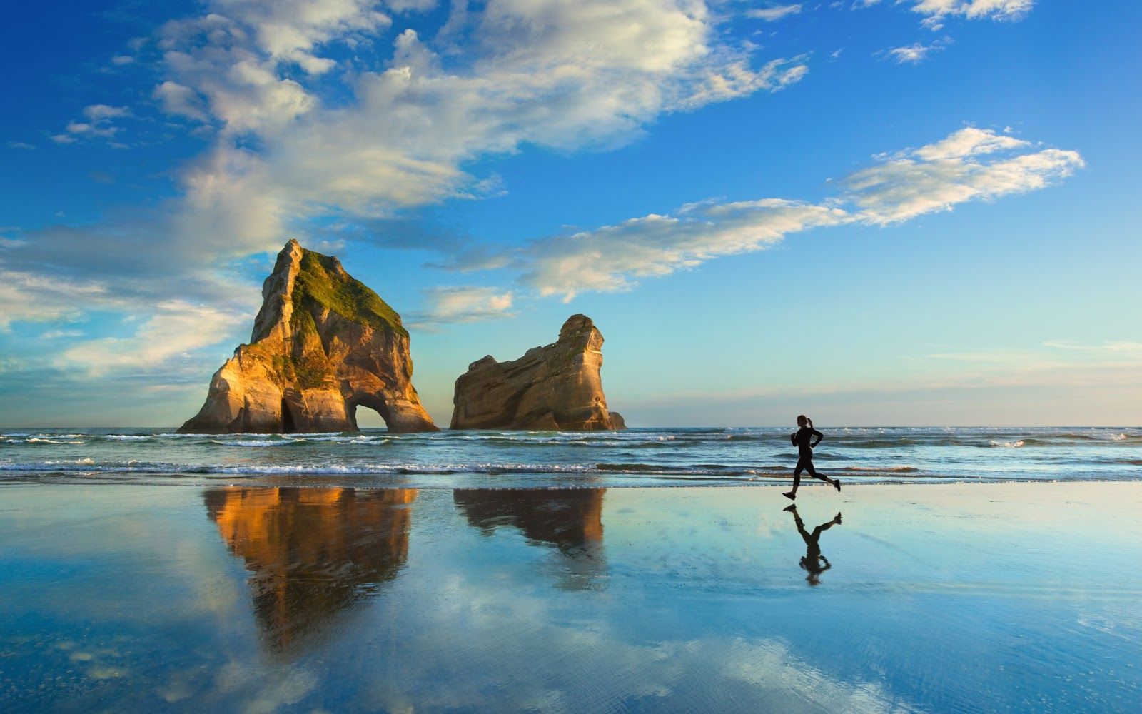 Woman Running On Beach - HD Wallpaper 