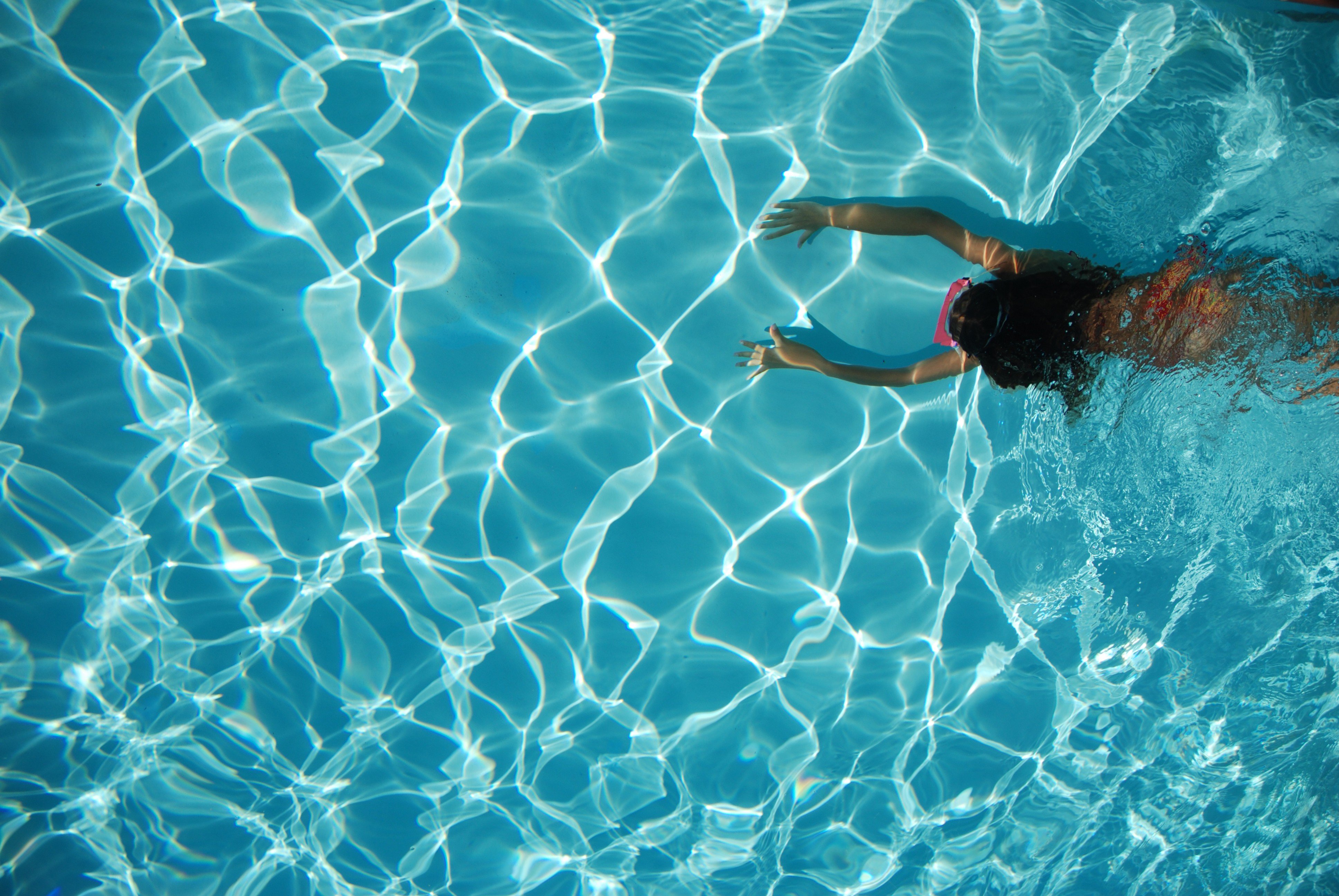 Swimming Pool Water Design Wallpaper - Swimming Pool - HD Wallpaper 