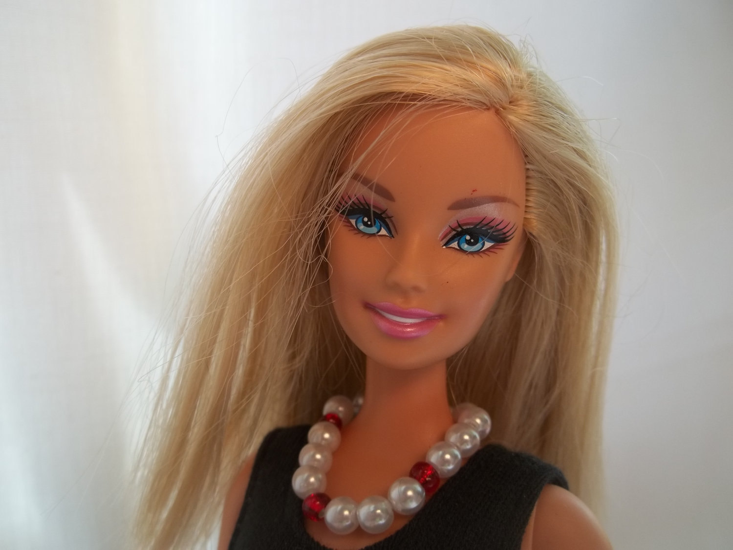 Barbie Doll Necklace Hd Wallpaper Download - Barbie - HD Wallpaper 