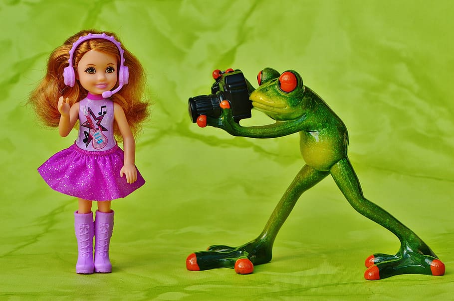 Frog Holding Camera Beside Girl Doll, Photographer, - Barbie Doll Frog - HD Wallpaper 