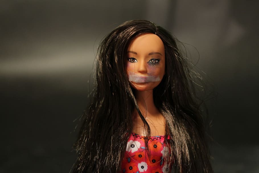 Selective Focus Photography Of Black-haired Barbie - Victima Violencia De Genero - HD Wallpaper 