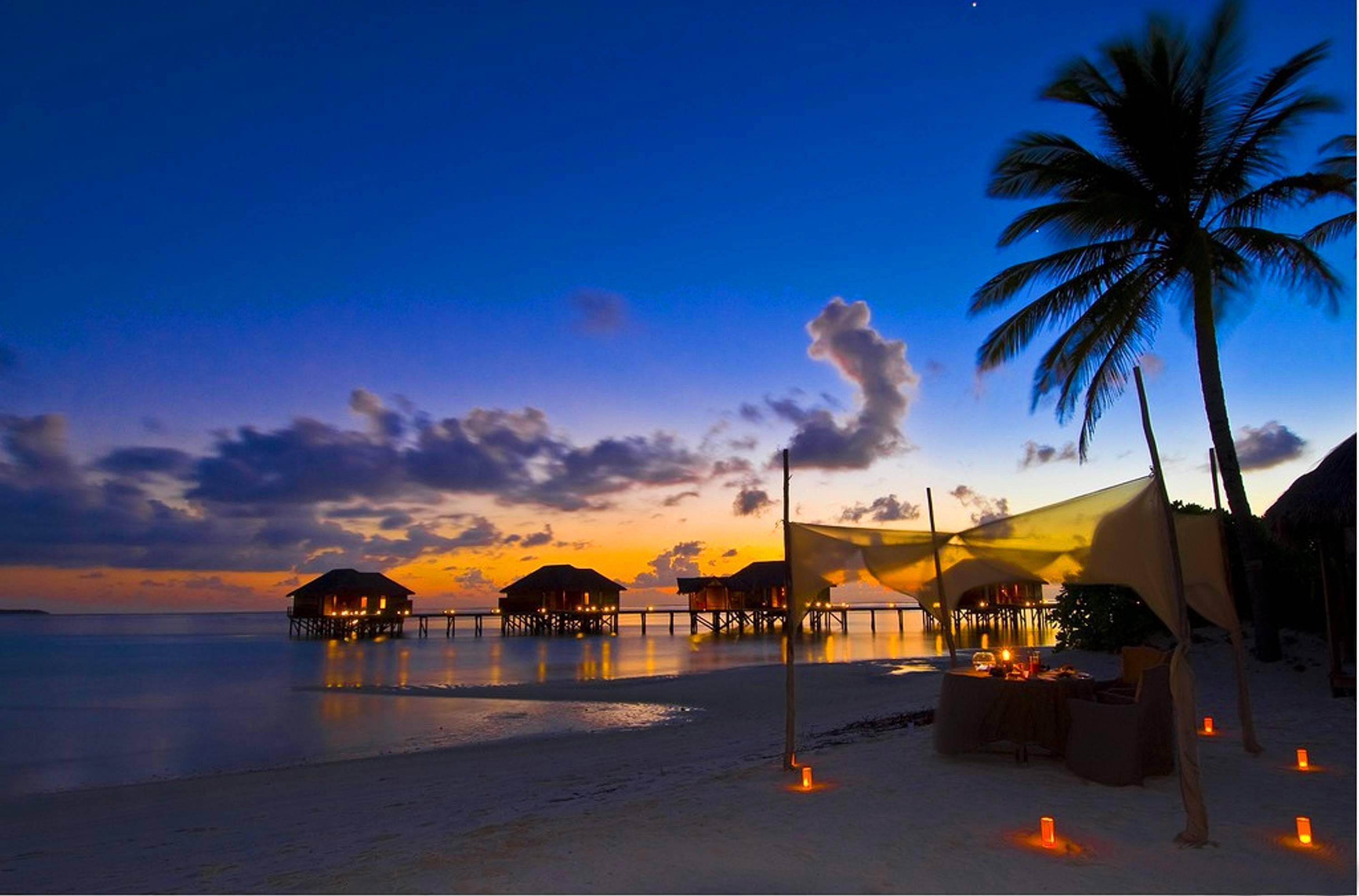 Tropical Beach Sunset Dining - Night Beach Island - HD Wallpaper 