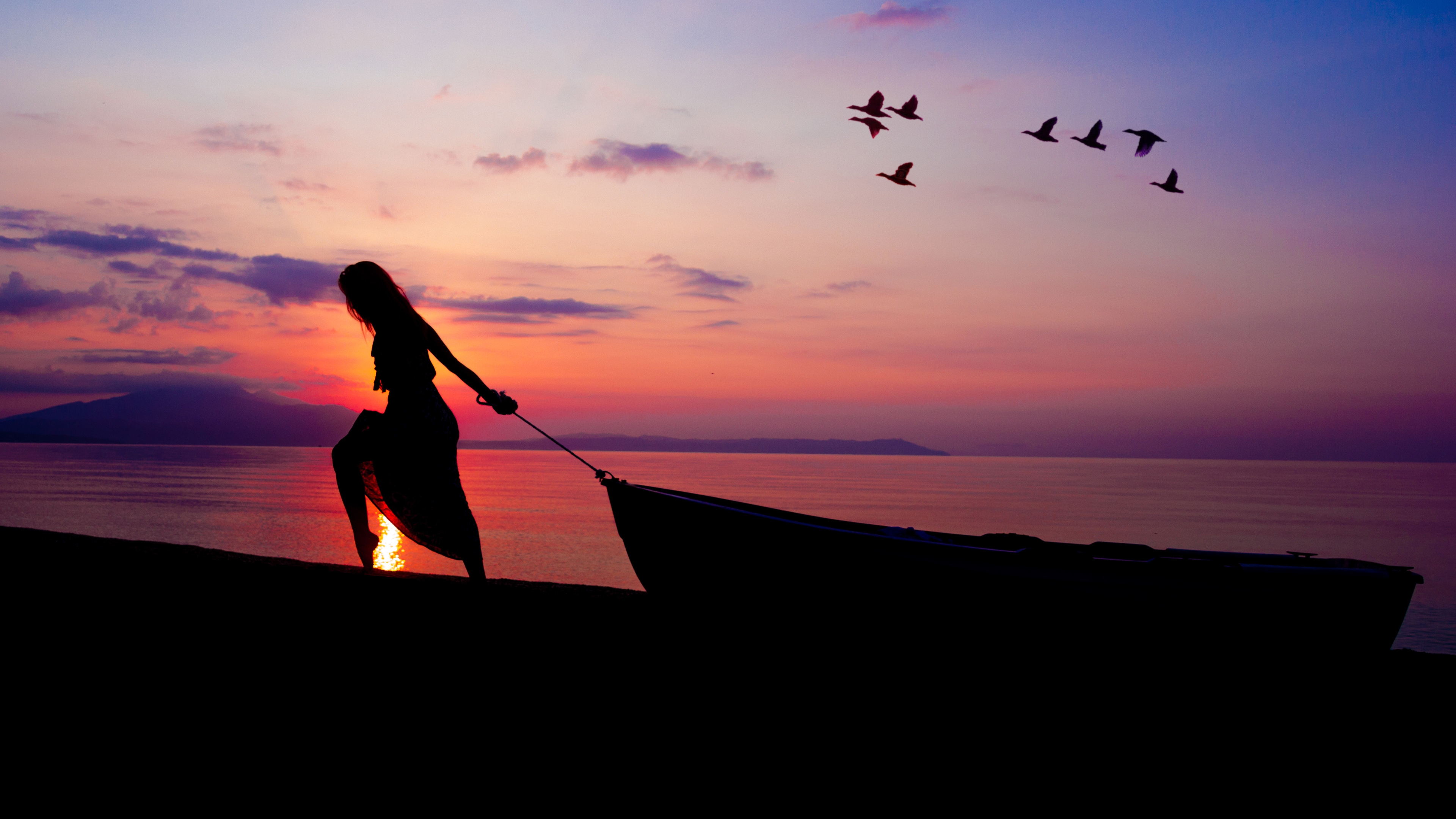 Women Towing Boat Beach Sunset Silhouette 4k - صور عشاطي وقت الغروب - HD Wallpaper 