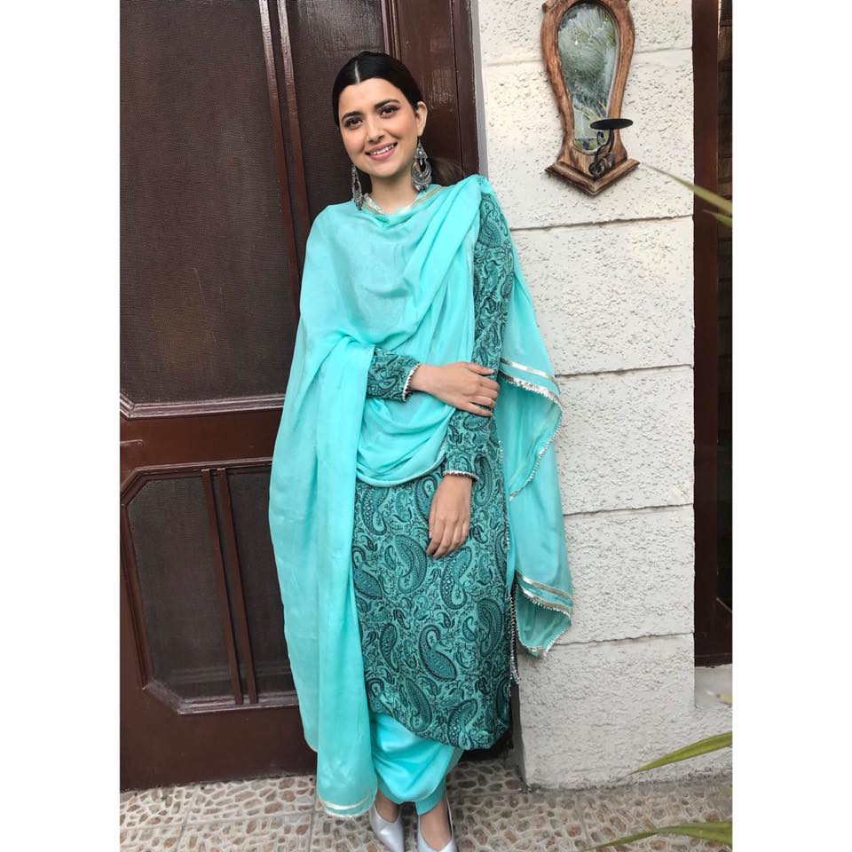 Nimrat Khaira Latest Suits Design - Nimrat Khaira Photos Instagram - HD Wallpaper 