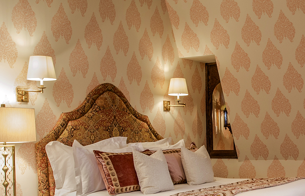 Quadrille Zodiac Headboard With Home Couture Taj Wallpaper - Wall - HD Wallpaper 