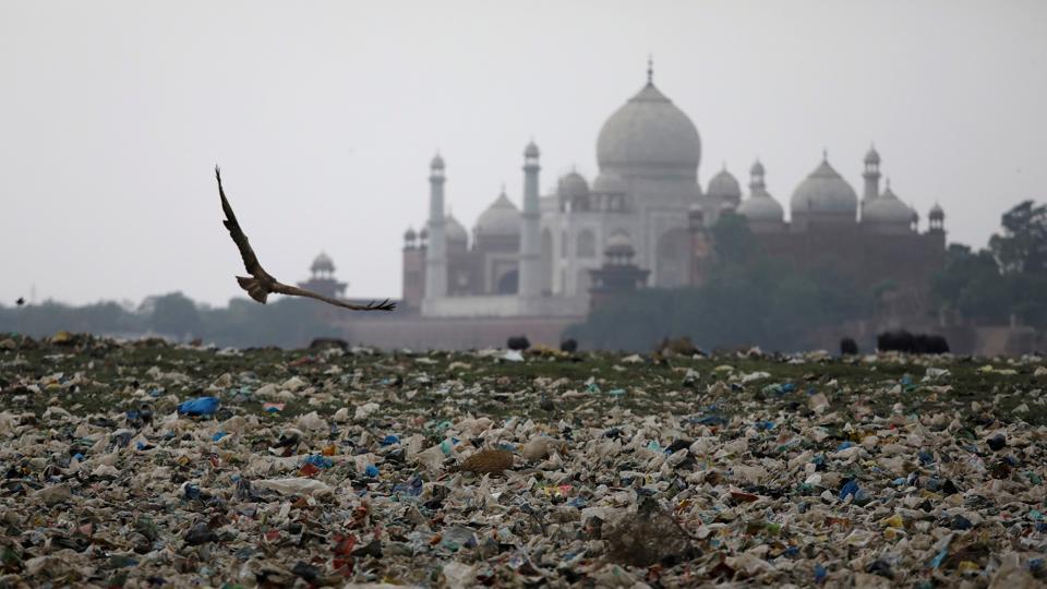 Ggarbage Is Seen On The Polluted Banks Of The River - Air Pollution In Taj Mahal - HD Wallpaper 