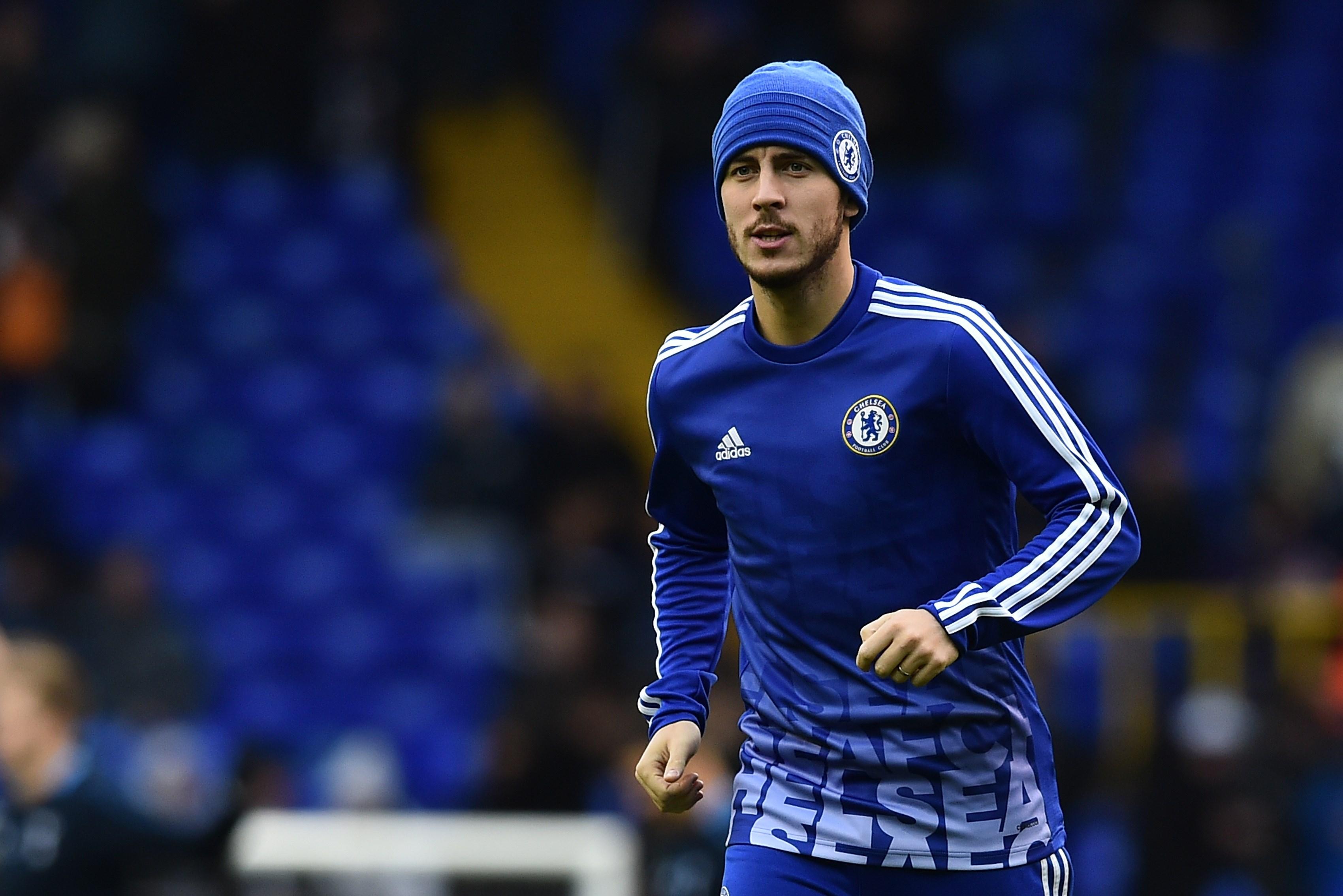 Азар где играет сейчас. Eden Hazard Chelsea. Футболист в шапке. Крутые фото Азар в Челси. Фото Азара в Челси и реале.