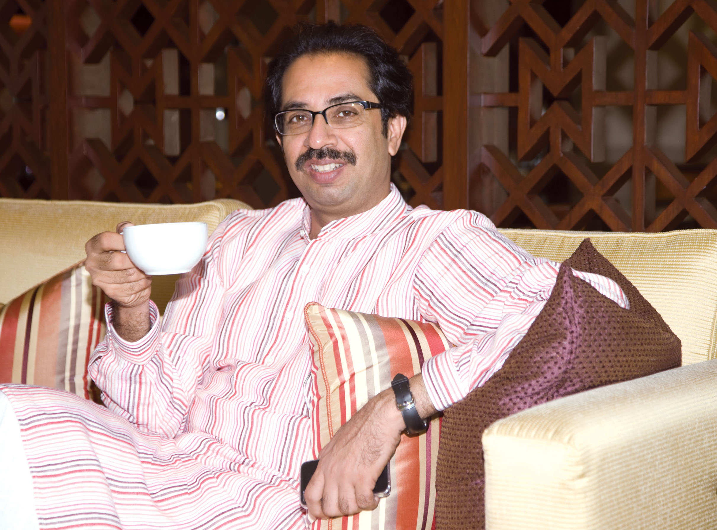 Uddhav Thackeray Eating Food - HD Wallpaper 