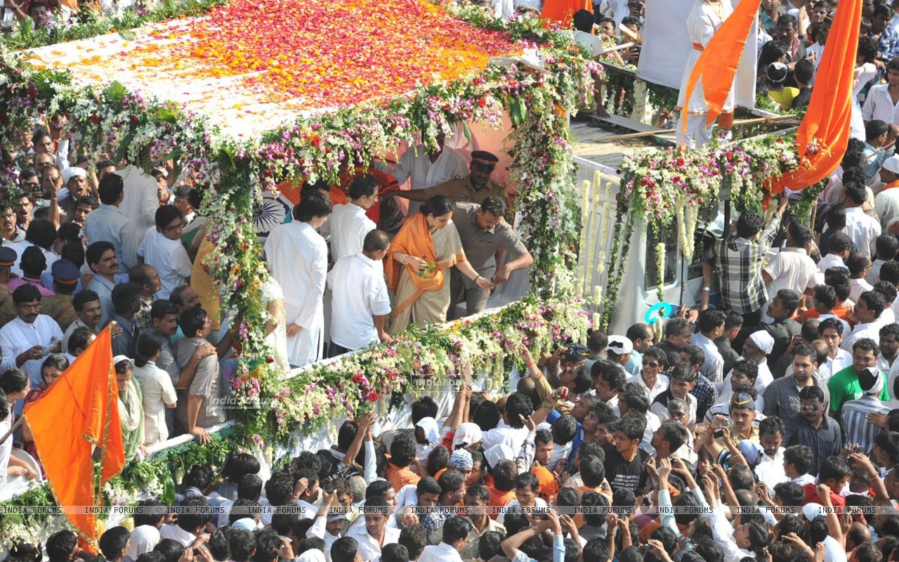 Crowd - HD Wallpaper 