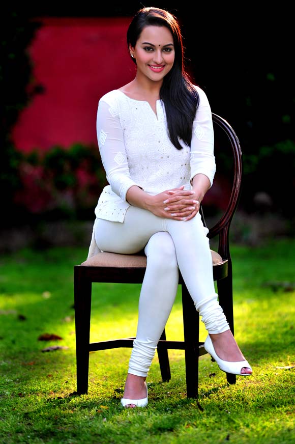 Sonakshi Sinha White Dress - HD Wallpaper 