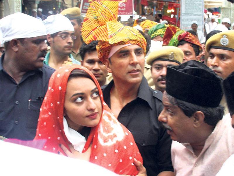 Akshay Kumar And Sonakshi Sinha Visited The Shrine - Akshay Kumar Sonakshi Sinha Ajmer Sharif - HD Wallpaper 