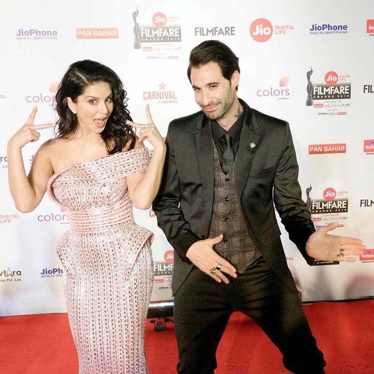 Sunny Leone Caught Candid On Filmfare Red Carpet - Sunny Leone Wedding Anniversary - HD Wallpaper 