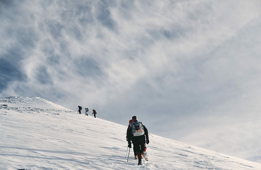 Men Climbing Snow Covered Mountain, Man Walking Towards - Man Walking On Snow Mountain - HD Wallpaper 