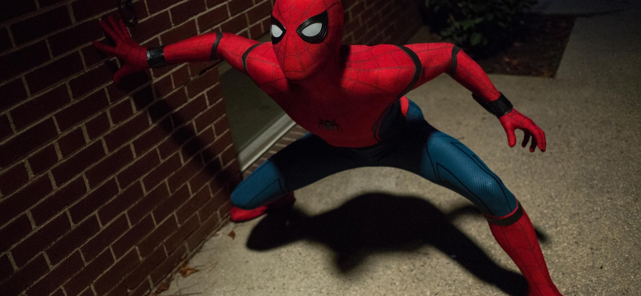 Spiderman Suit Homecoming Tom Holland - HD Wallpaper 