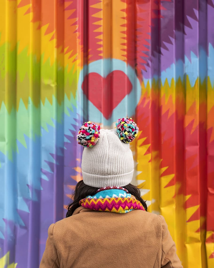 Girl With Gumball Beanie Admires Heart Mural, Color, - Mensajes Bonitos - HD Wallpaper 