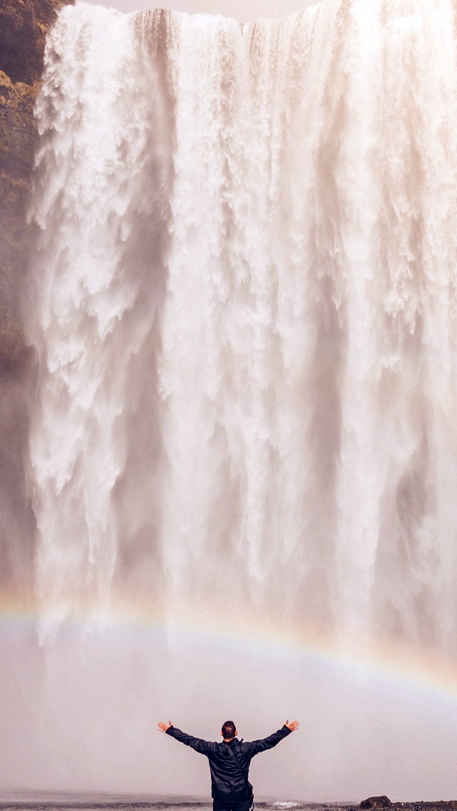 Wterfall Rainbow Nature Mountain Sunlight Iphone Wallpaper - Человек У Водопада - HD Wallpaper 