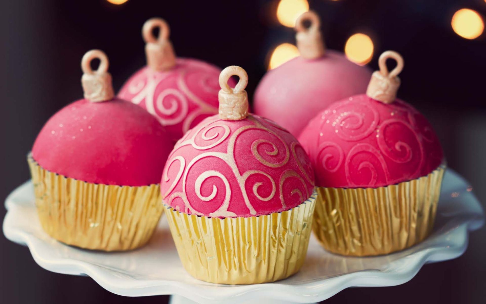Pink Designer Cup Cake Hd Wallpaper - Cupcake Christmas Ball - HD Wallpaper 