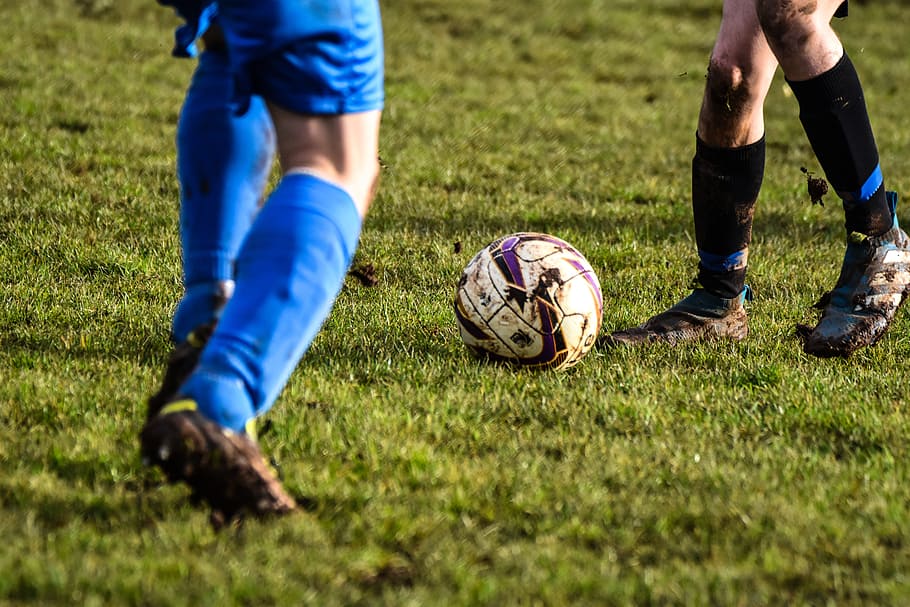 Two People Near Soccer Ball On Grass Field, Football, - サッカー 2 人 練習 - HD Wallpaper 