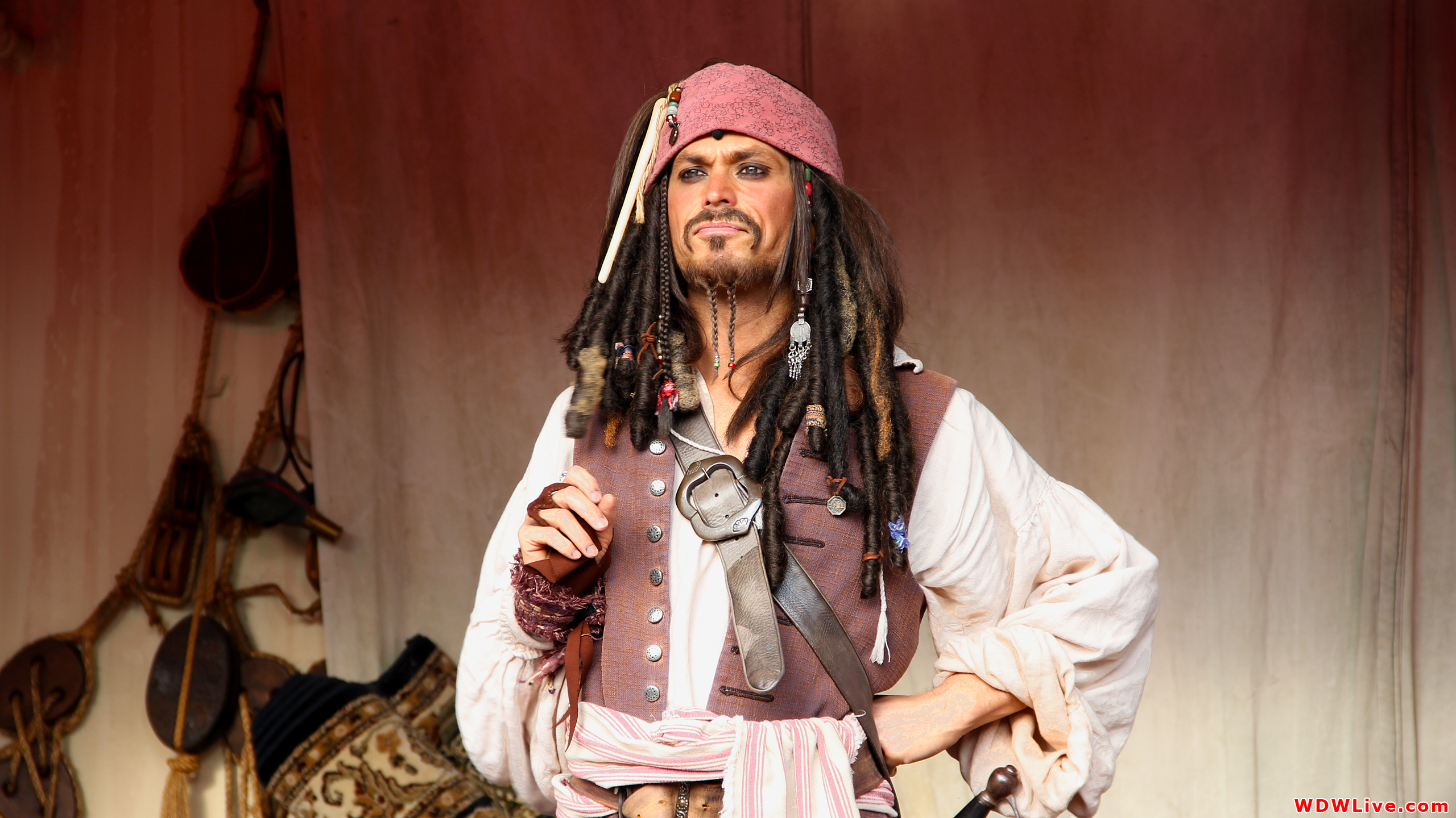 Captain Jack Sparrow Magic Kingdom - HD Wallpaper 