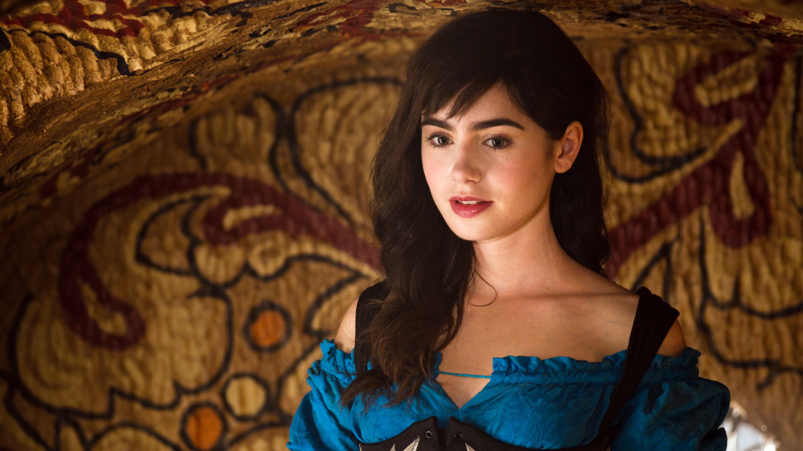 Download Free Hd Mirror Mirror Lily Collins Hd Wallpaper, - Lily Collins In Mirror Mirror - HD Wallpaper 