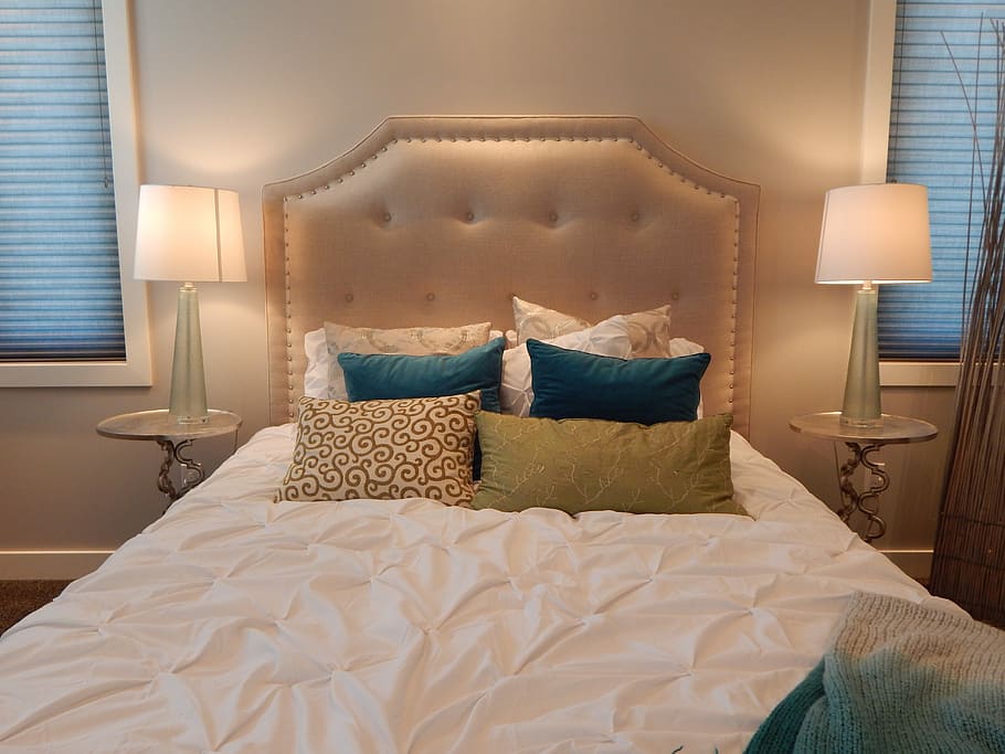 White Bed Sheet And Tufted Headboard, Pillows, Lot, - Head Of The Bed - HD Wallpaper 