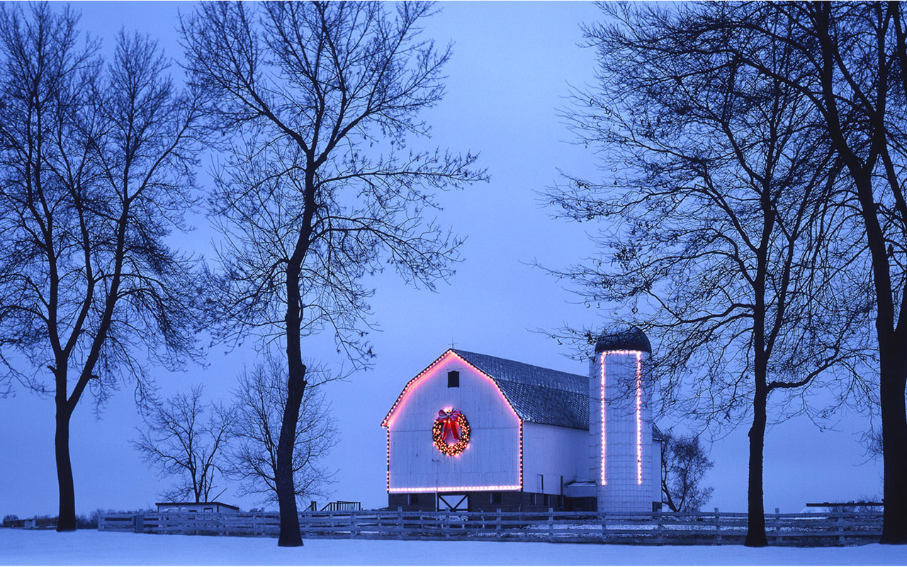 Hd Winter Screensavers 4k Photo - Christmas Lights On A Barn - HD Wallpaper 