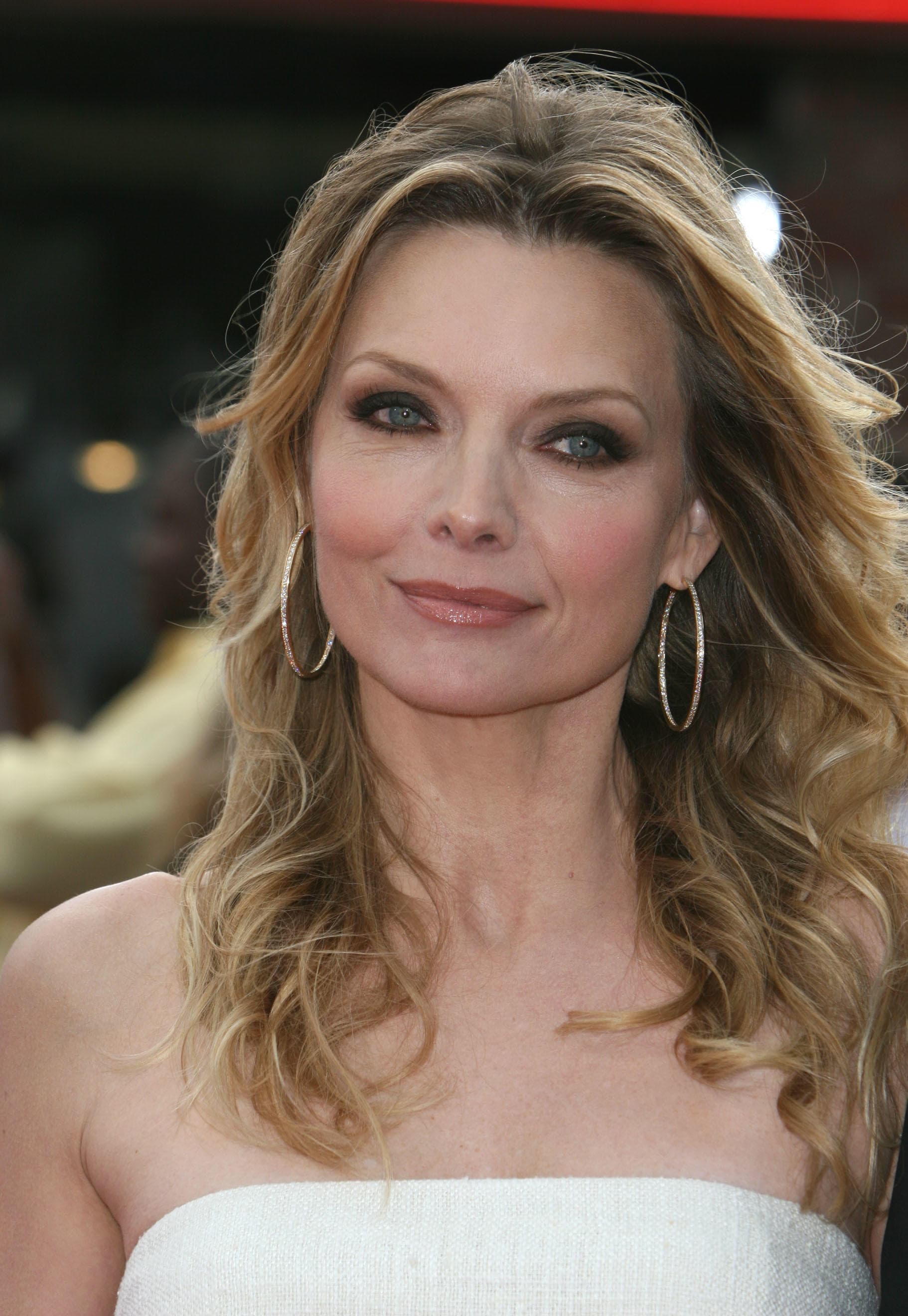 Michelle Pfeiffer Hd Pictures - Michelle Pfeiffer And Johnny Depp - HD Wallpaper 