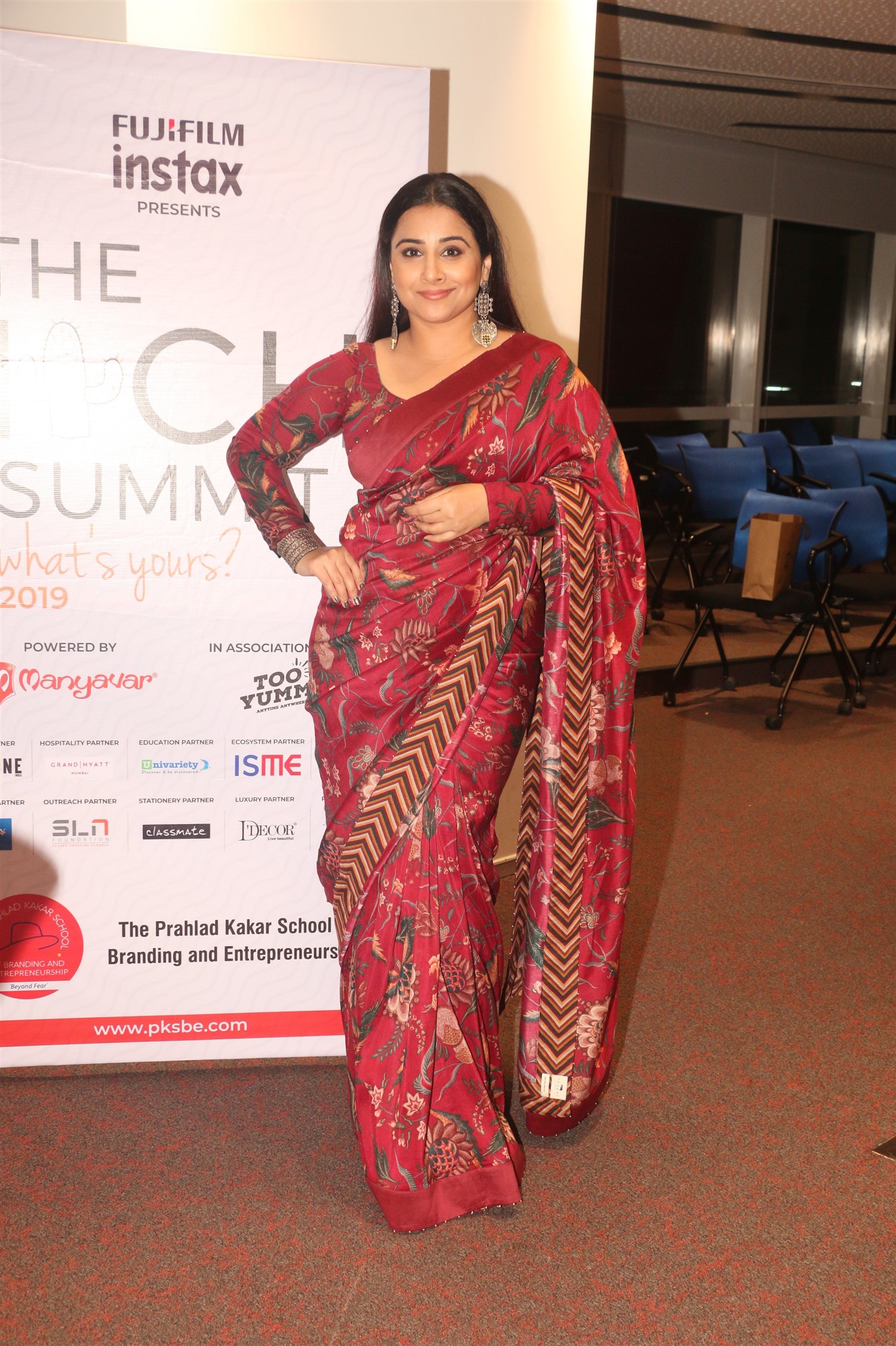 Vidya Balan In Dark Red Saree Photos At The 2019 Itch - Vidya Balan Full - HD Wallpaper 