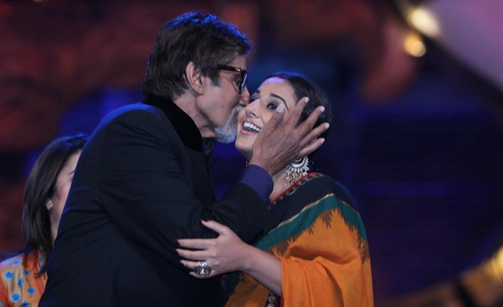 Amitabh Bachchan Kisses Vidya Balan Photo - Amitabh Bachchan Kiss - HD Wallpaper 