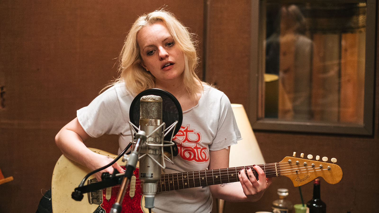 Elisabeth Moss Her Smell - HD Wallpaper 