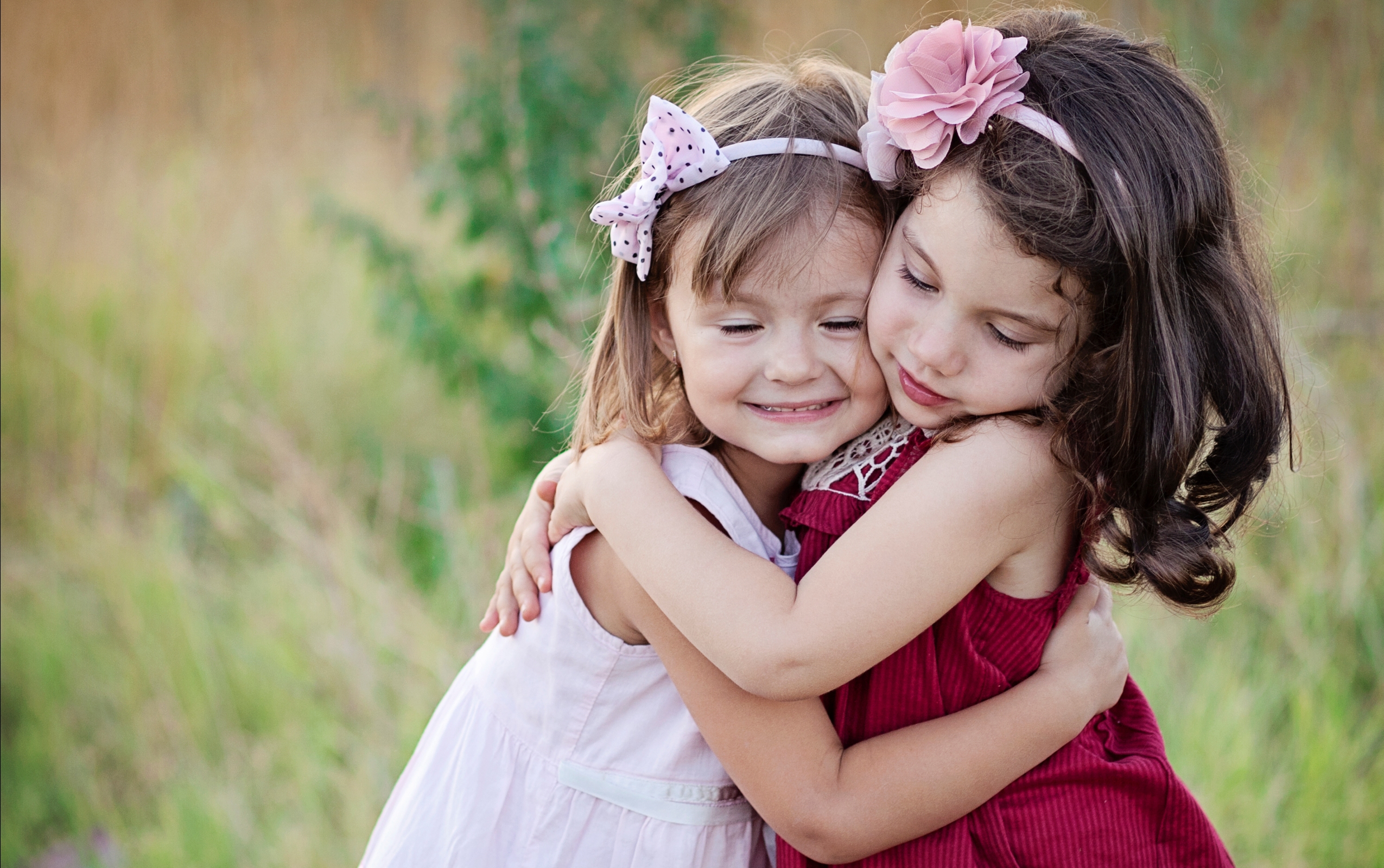 Two Little Angels Love - Kids Hugging - HD Wallpaper 