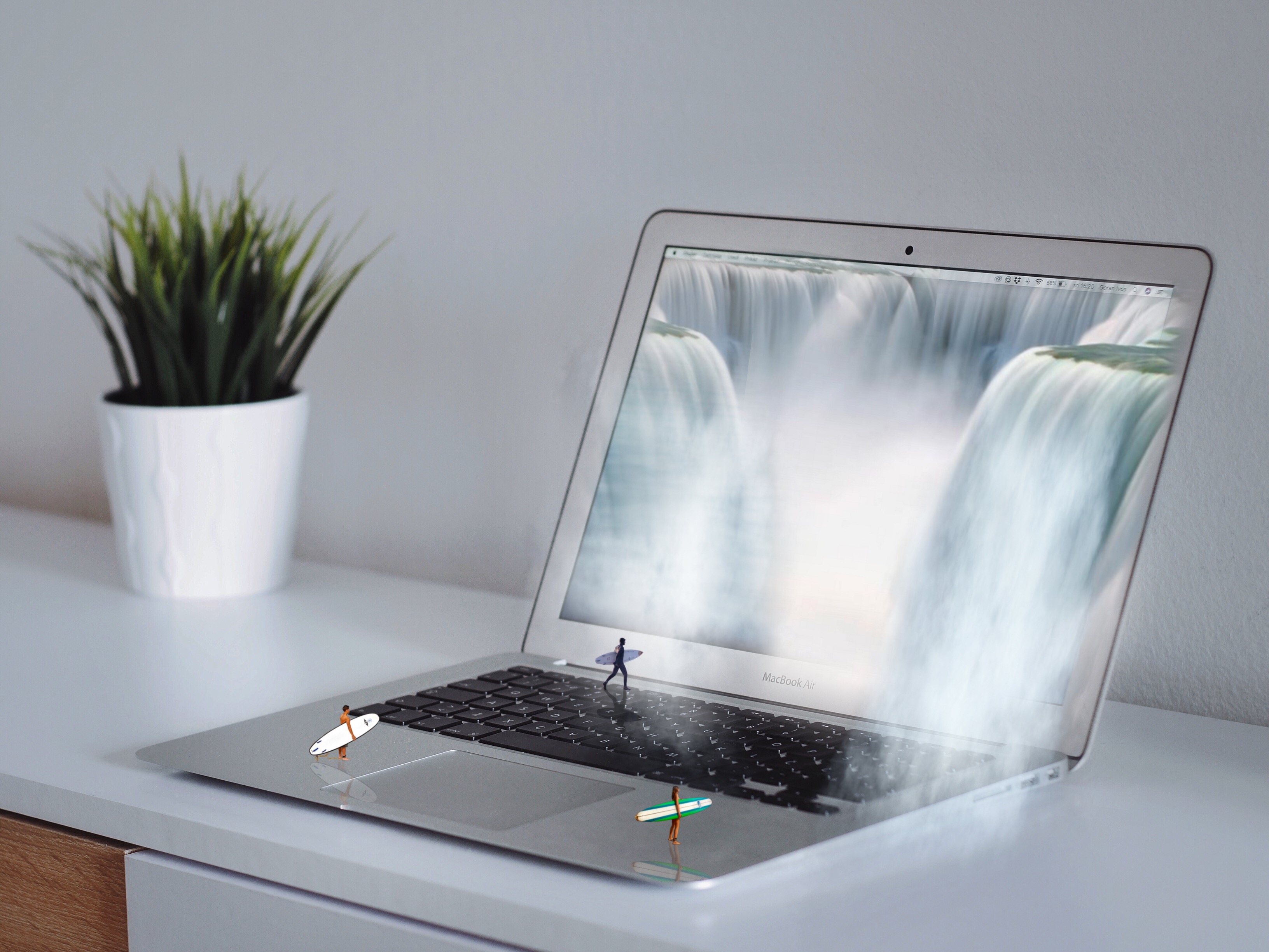 Live Wallpaper - Macbook Air En Escritorio - HD Wallpaper 