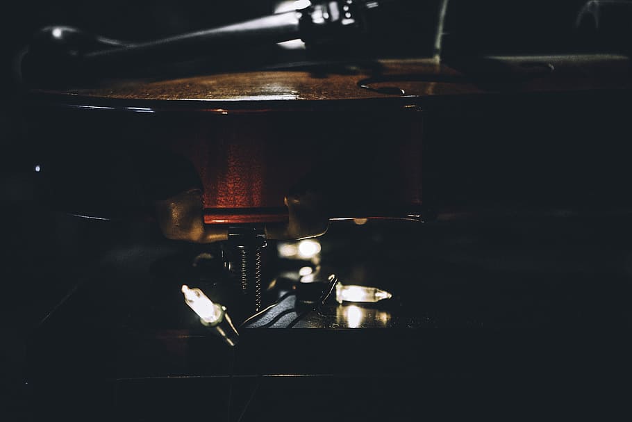 Close Up Photo Of Brown Violin, Dark, Piano, Music, - Darkness - HD Wallpaper 