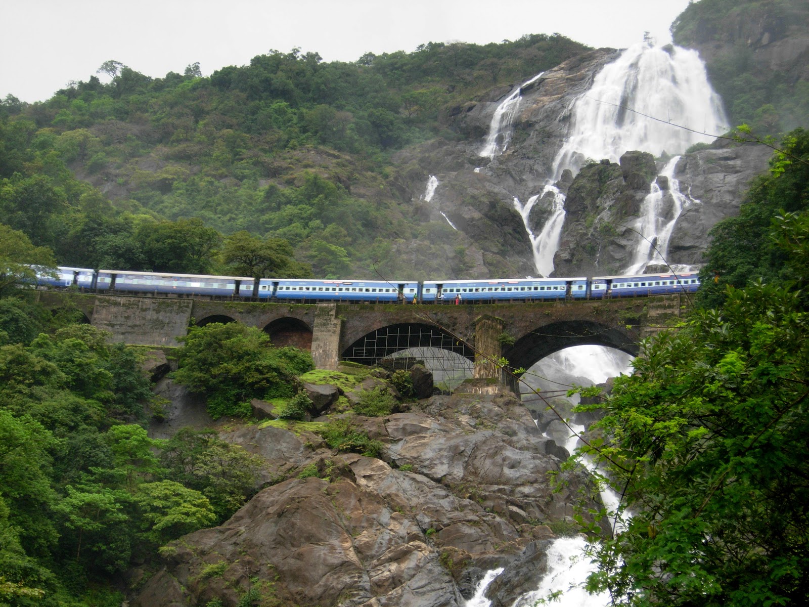 Dudhsagar Falls - 1600x1200 Wallpaper Dudhsagar Falls - 1600x1200 Wallpaper
