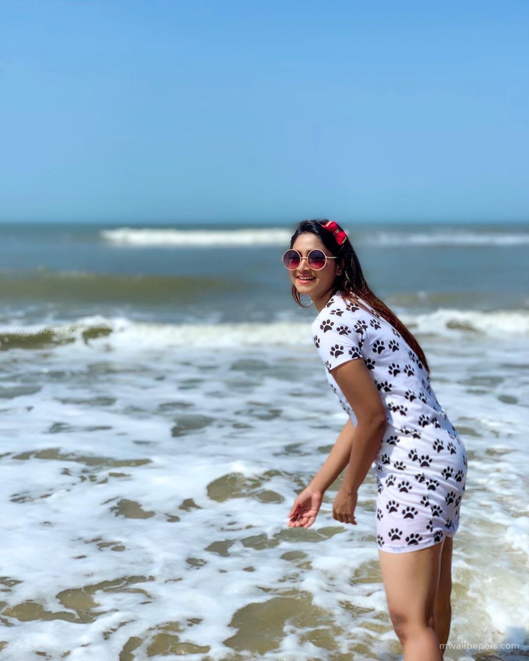 Shivani Narayanan Latest Hot Photos In Sexy Short Dress - Shivani Narayanan Hot Sexy - HD Wallpaper 