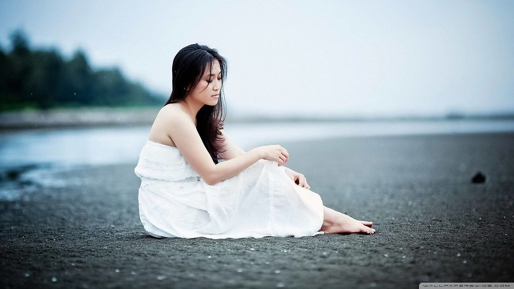 Wallpaper Hd 1080p - Girl Sitting On Beach - HD Wallpaper 